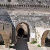 Sembra di trovarsi in pieno Medioevo: una sensazione rafforzata dalla vista della fortezza eretta attorno all'anno 1000 dai Normanni